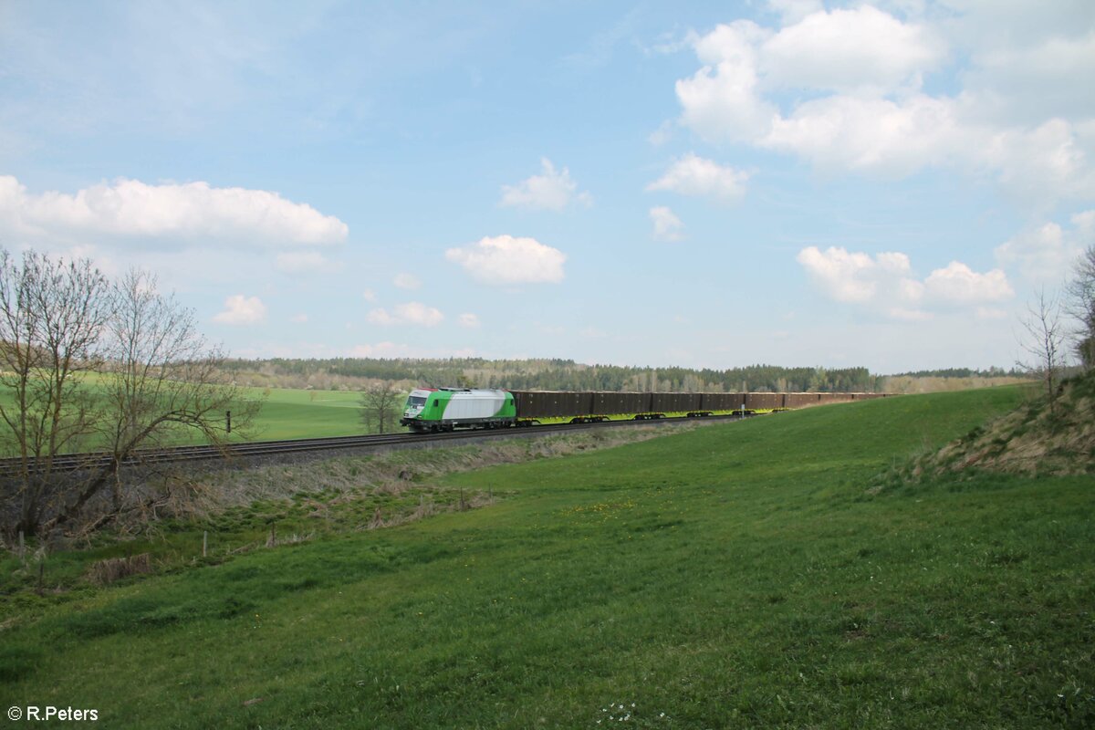 ER20 01 mit dem Hackschnitzelzug kurz vor Reuth bei Erbendorf. 30.04.22