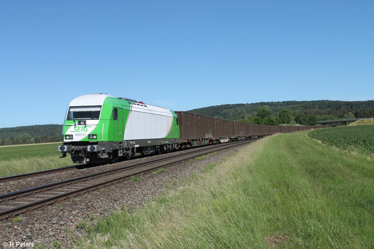 ER20-01 mit dem Hackschnitzelzug Hof - Wiesau bei Oberteich. 24.06.20