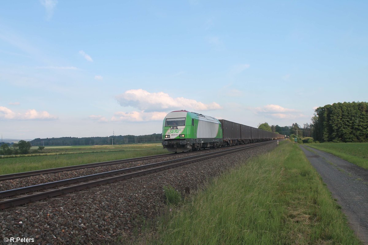 ER20-01 mit dem Hackschnitzelzug in Richtung Hof bei Oberteich. 17.06.20