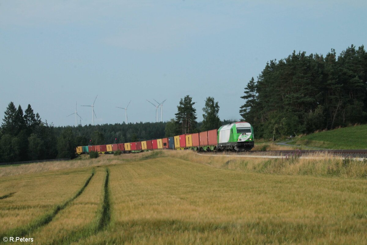 ER20-01 mit dem verspäteten Wiesauer Kistenzug bei Marktleuthen. 19.07.21