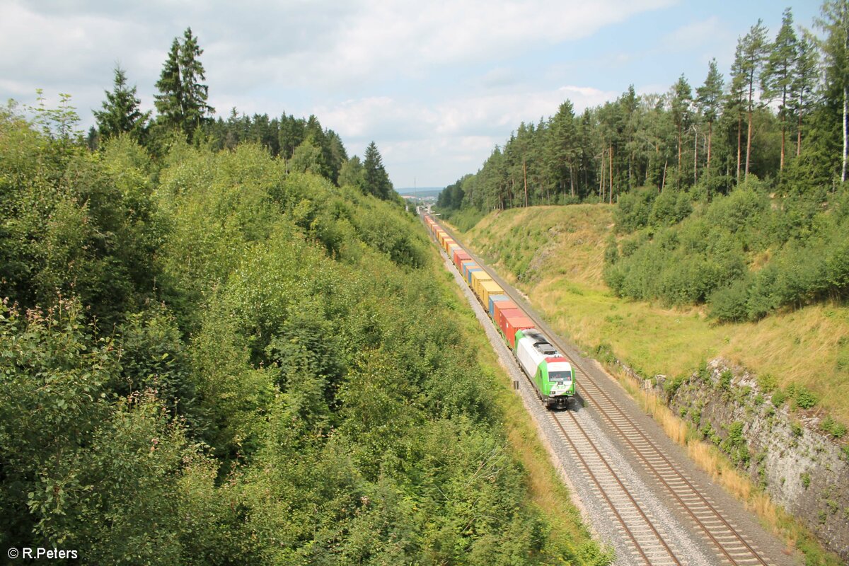 ER20 01 mit dem Wiesau Containerzug in der Schlucht von Röslau. 22.07.21