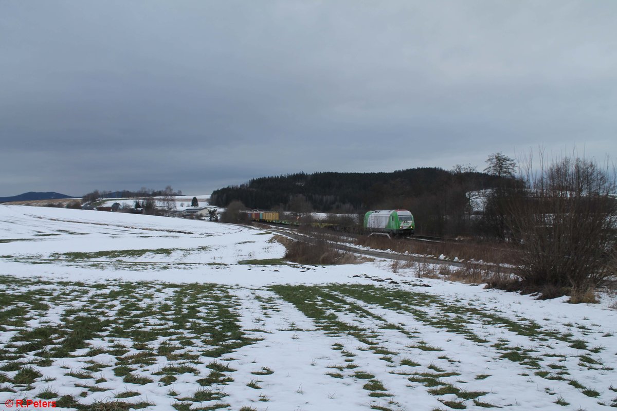 ER20-01 mit dem Wiesau Containerzug bei Lengenfeld gen Süden. 22.01.21