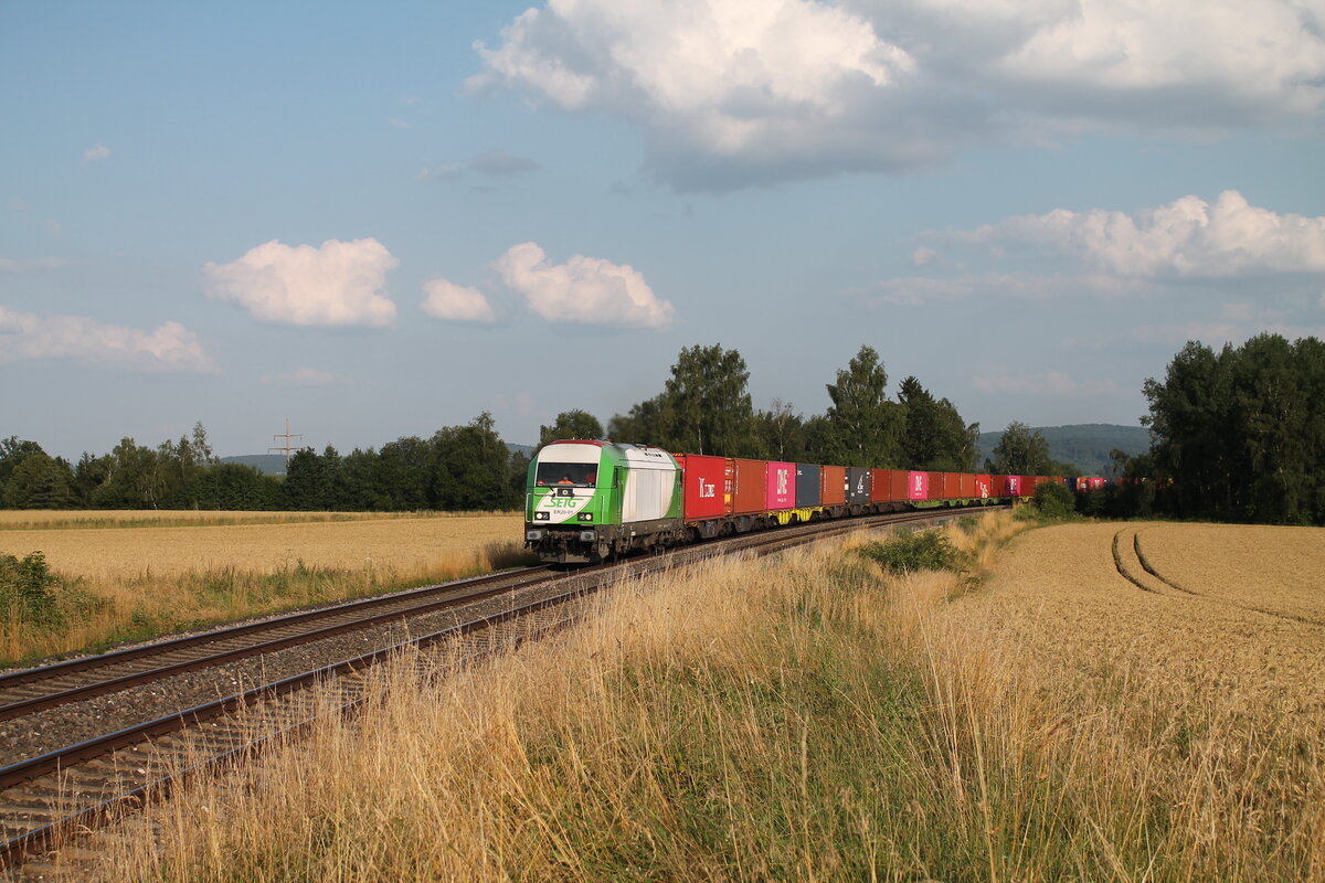 ER20-01 mit dem Wiesau Containerzug nach Hamburg bei Unterthölau. 23.07.21