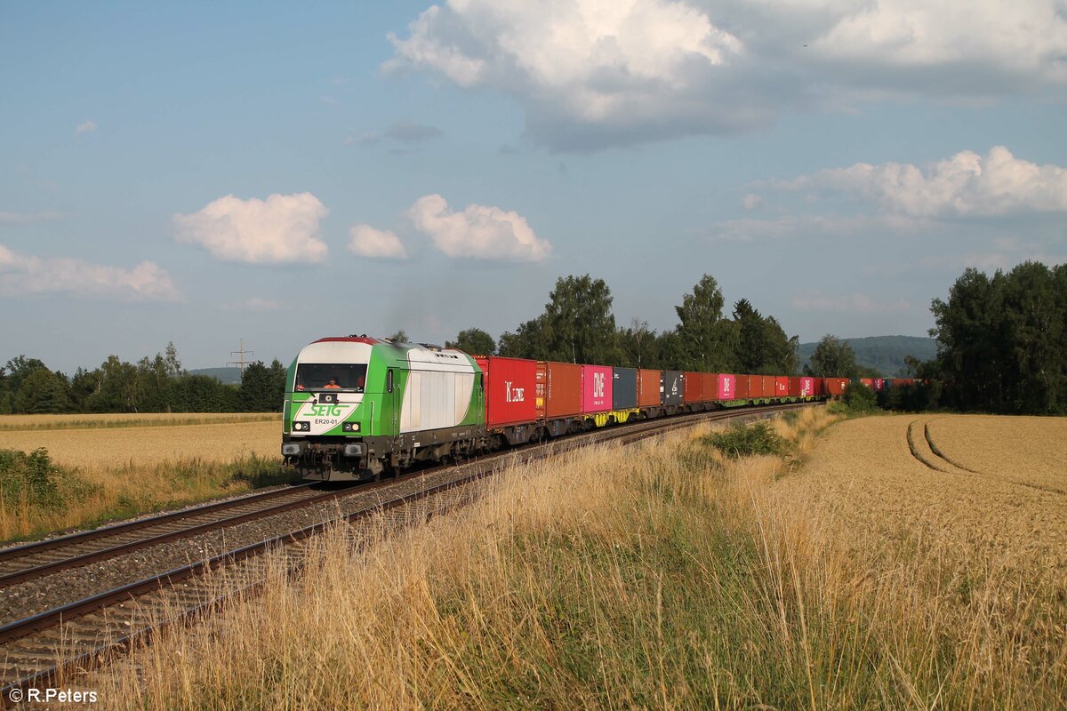 ER20-01 mit dem Wiesau Containerzug nach Hamburg bei Unterthölau. 23.07.21