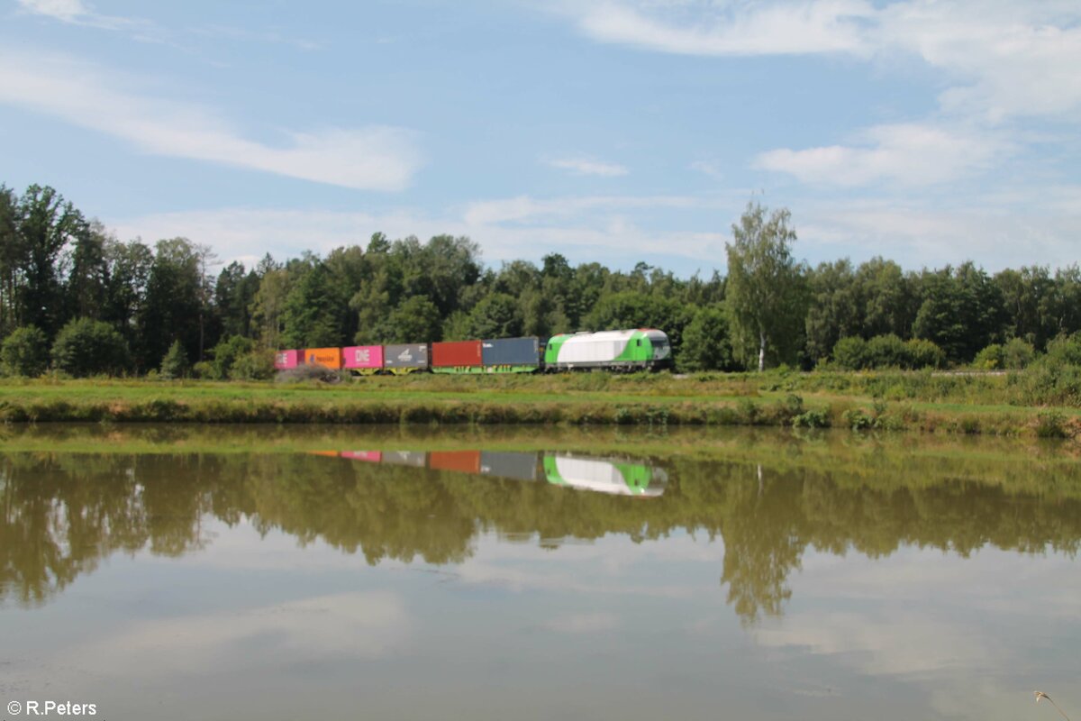 ER20-01 mit dem Wiesau Containerzug aus Regensburg kurz vor Wiesau. 12.08.21