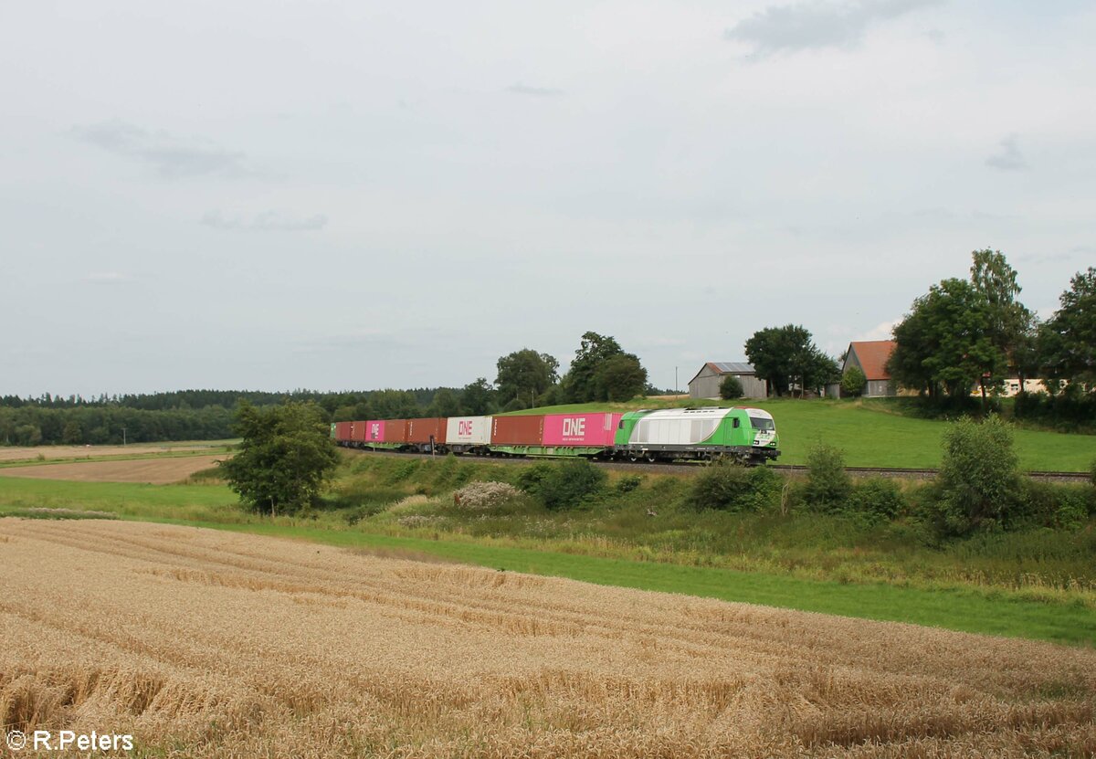 ER20-01 mit dem Wiesau Containerzug bei Röthenbach im Steinwald in Richtung Regensburg. 12.08.21