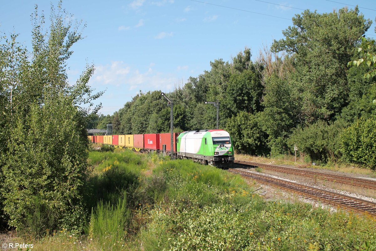 ER20-01 mit dem Wiesau Containerzug bei der Durchfahrt in Reuth bei Erbendorf. 14.08.21