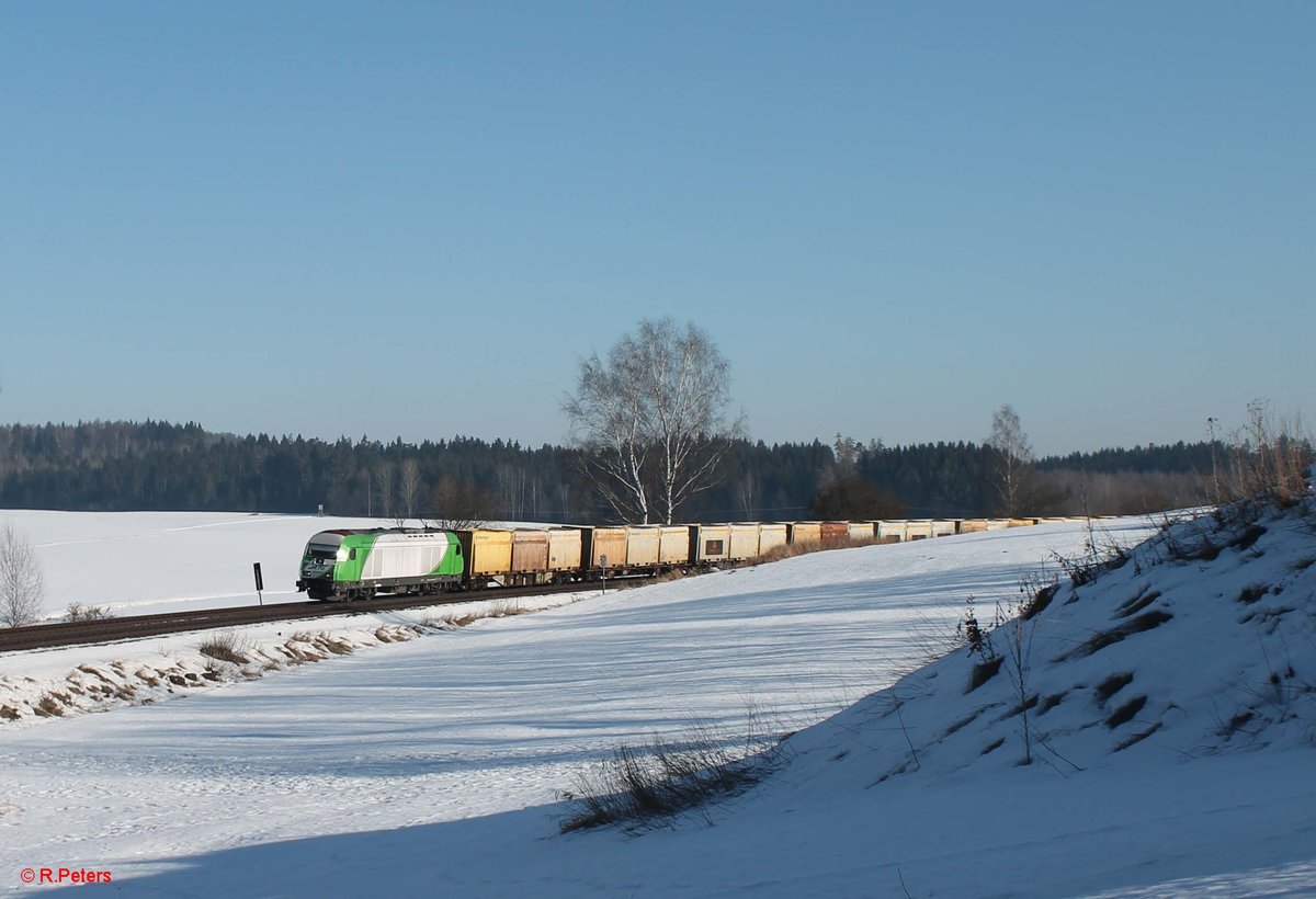 ER20 - 01 zieht bei Escheldorf den Hackschnitzelzug von Wiesau nach Regensburg. 14.02.17