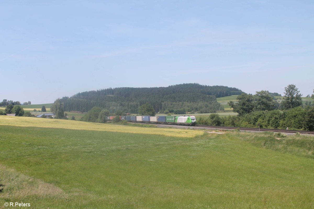 ER20 01 zieht bei Lengenfeld den Containerzug Hamburg - Wiesau. 20.06.17