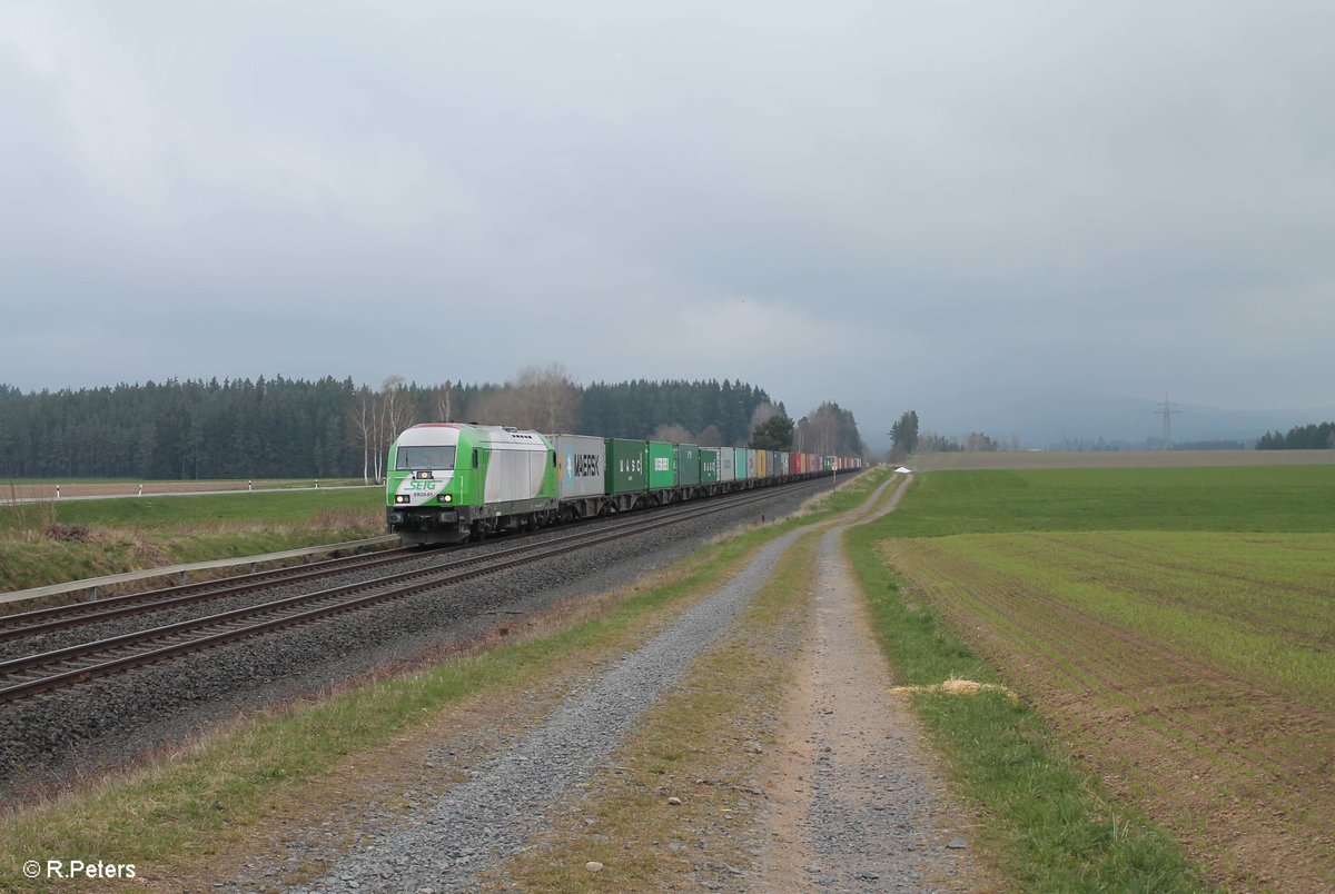 ER20 01 zieht bei Neudes den Containerzug nach Wiesau. 20.04.17