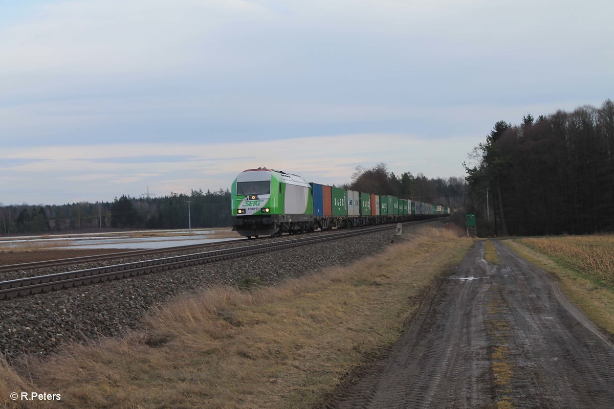 ER20-01 zieht bei Oberteich den Containerzug Wiesau - Hamburg. 23.02.17