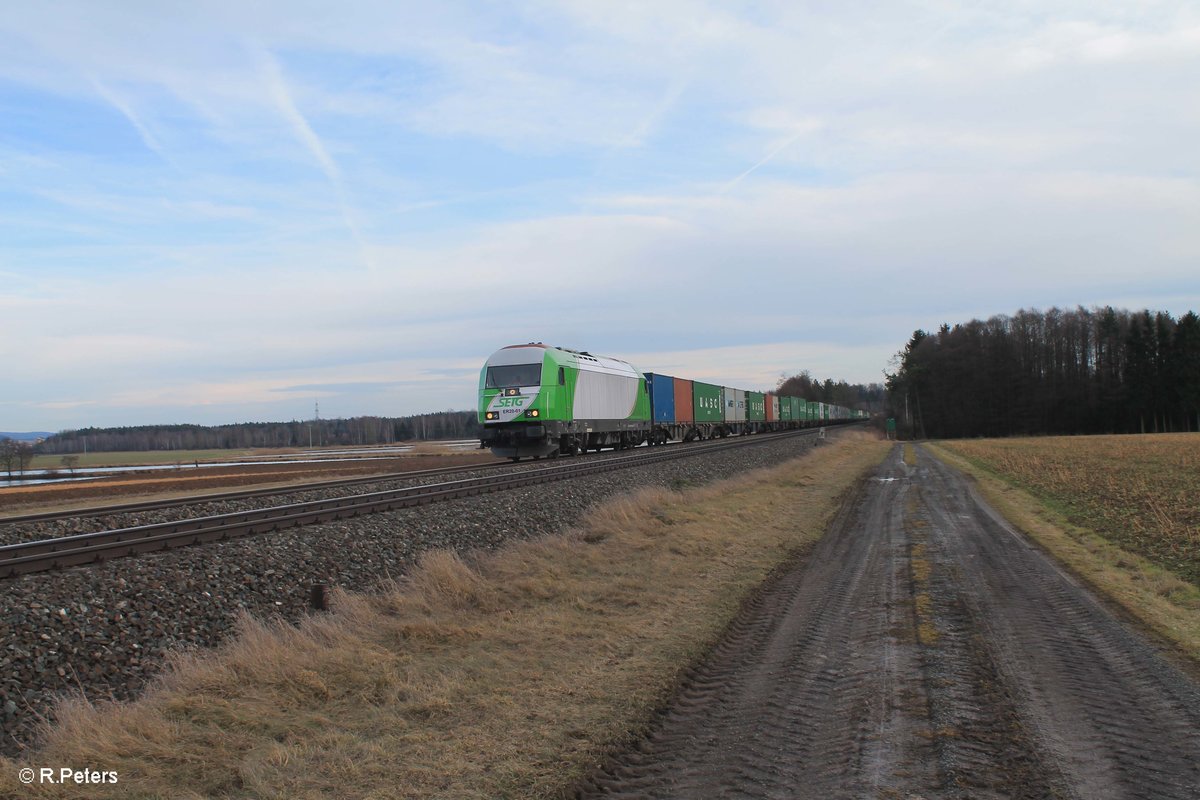 ER20-01 zieht bei Oberteich den Containerzug Wiesau - Hamburg. 23.02.17