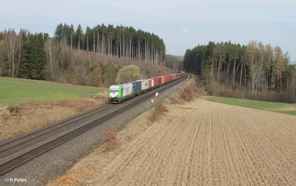 ER20-01 zieht bei Reutlas den Containerzug Hamburg - Wiesau. 30.03.17