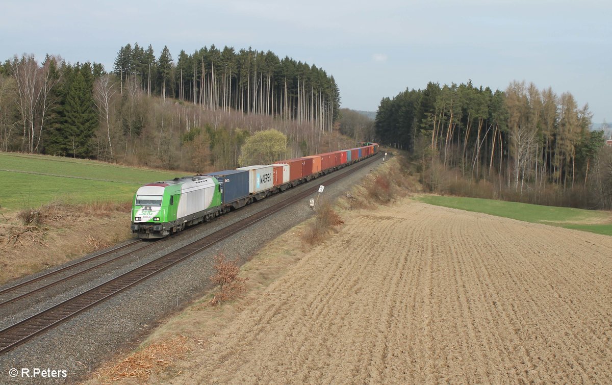 ER20-01 zieht bei Reutlas den Containerzug Hamburg - Wiesau. 30.03.17