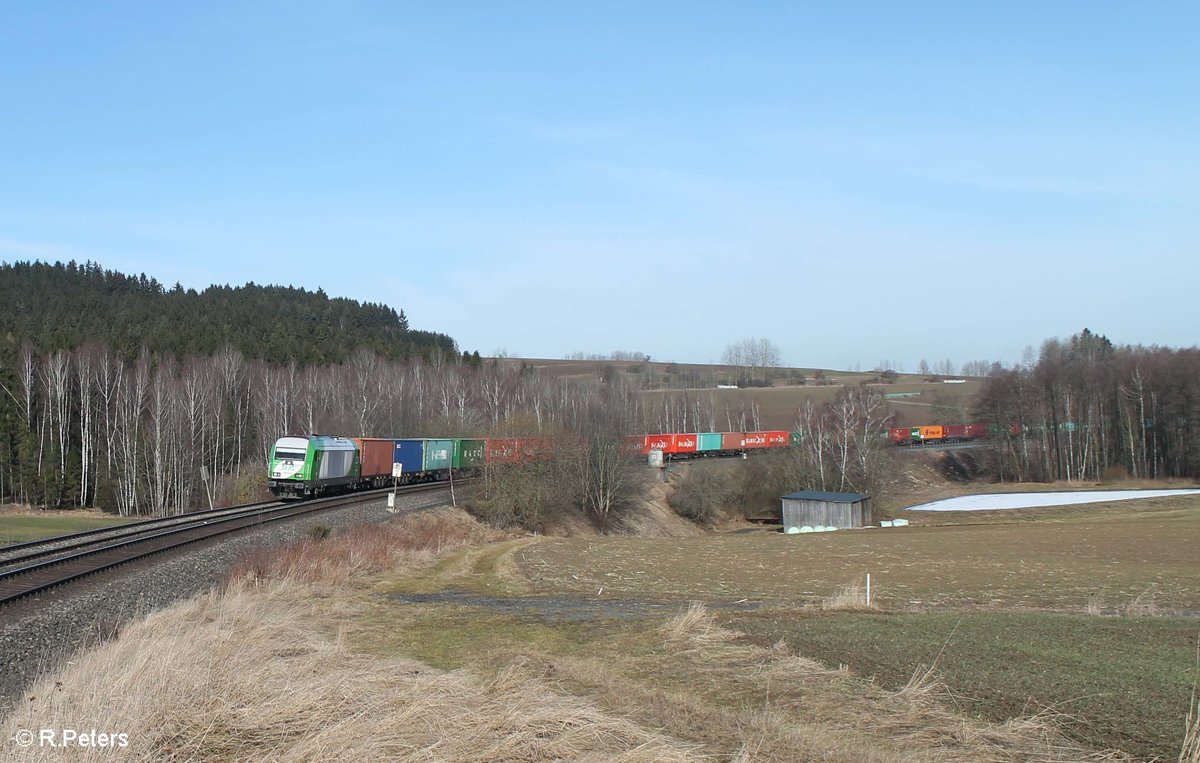 ER20-01 zieht den Containerzug Hamburg - Wiesau bei Lengenfeld. 25.02.17