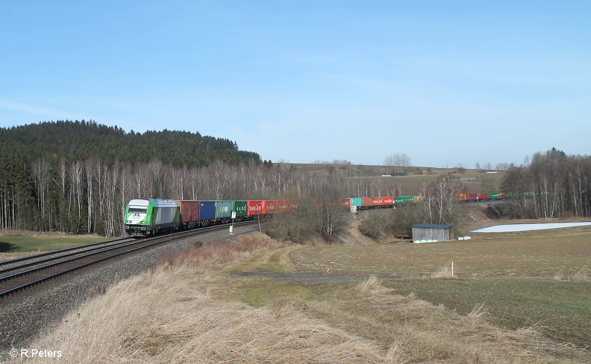 ER20-01 zieht den Containerzug Hamburg - Wiesau bei Lengenfeld. 25.02.17