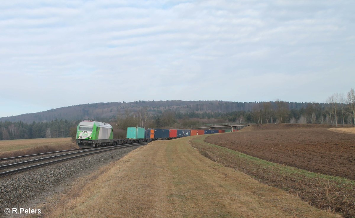 ER20 01 zieht den Containerzug Hamburg - Wiesau bei Oberteich. 11.03.17