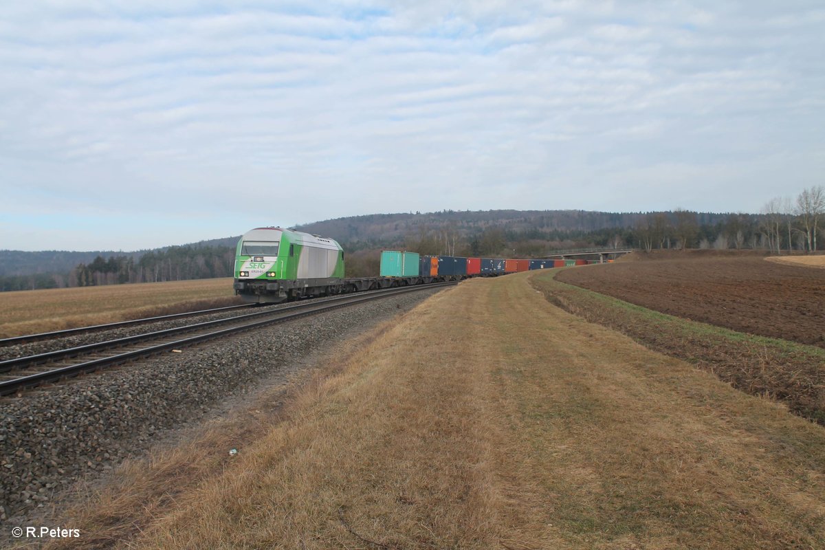 ER20 01 zieht den Containerzug Hamburg - Wiesau bei Oberteich. 11.03.17