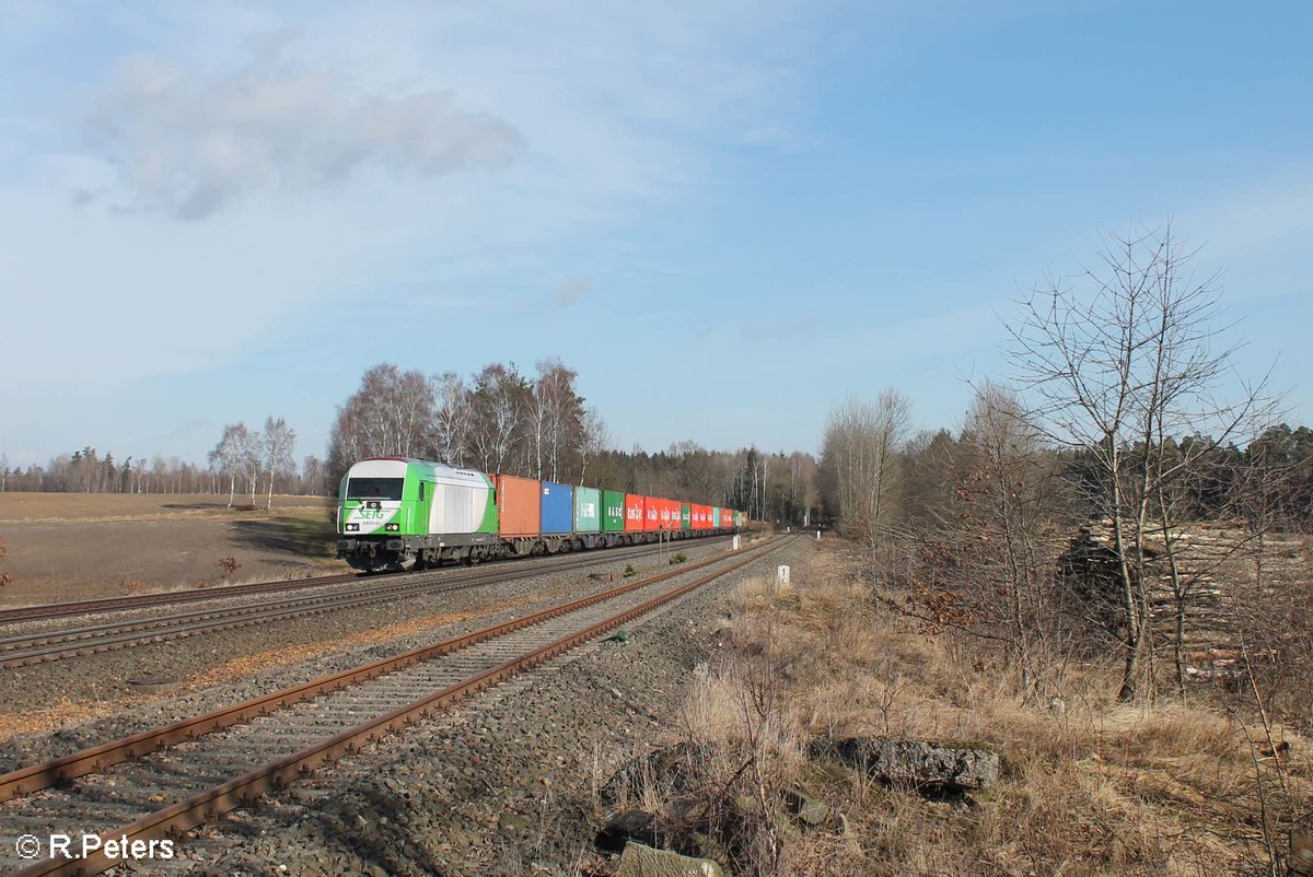 ER20-01 zieht den Hamburg - Wiesau Containerzug bei Schönfeld. 25.02.17