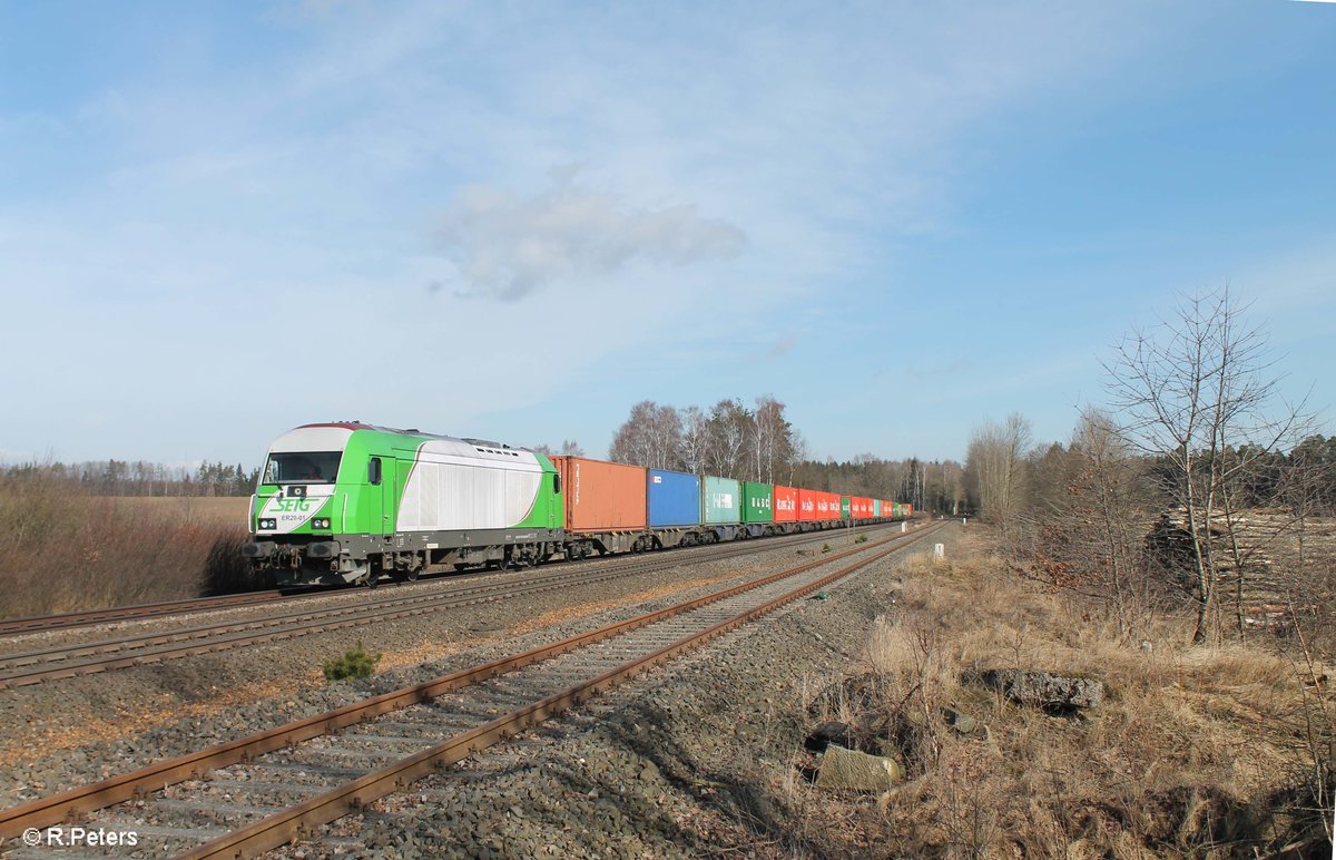 ER20-01 zieht den Hamburg - Wiesau Containerzug bei Schönfeld. 25.02.17