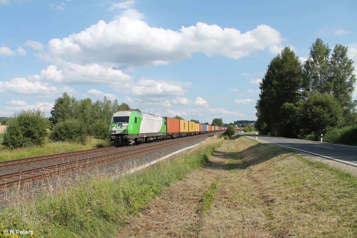 ER20-01 zieht mit den Wiesau Containerzug nach Hof/Hamburg bei Großwendern vorbei. 21.07.17