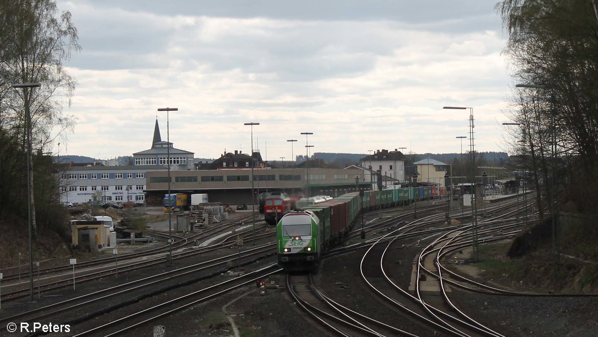 ER20-01 zieht den Wiesau Containerzug nach Hamburg durch Marktredwitz. 11.04.17