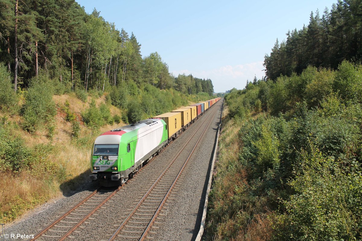 ER20-01 zieht den Wiesau Containerzug nach Hof bei Großwenden. 18.08.18