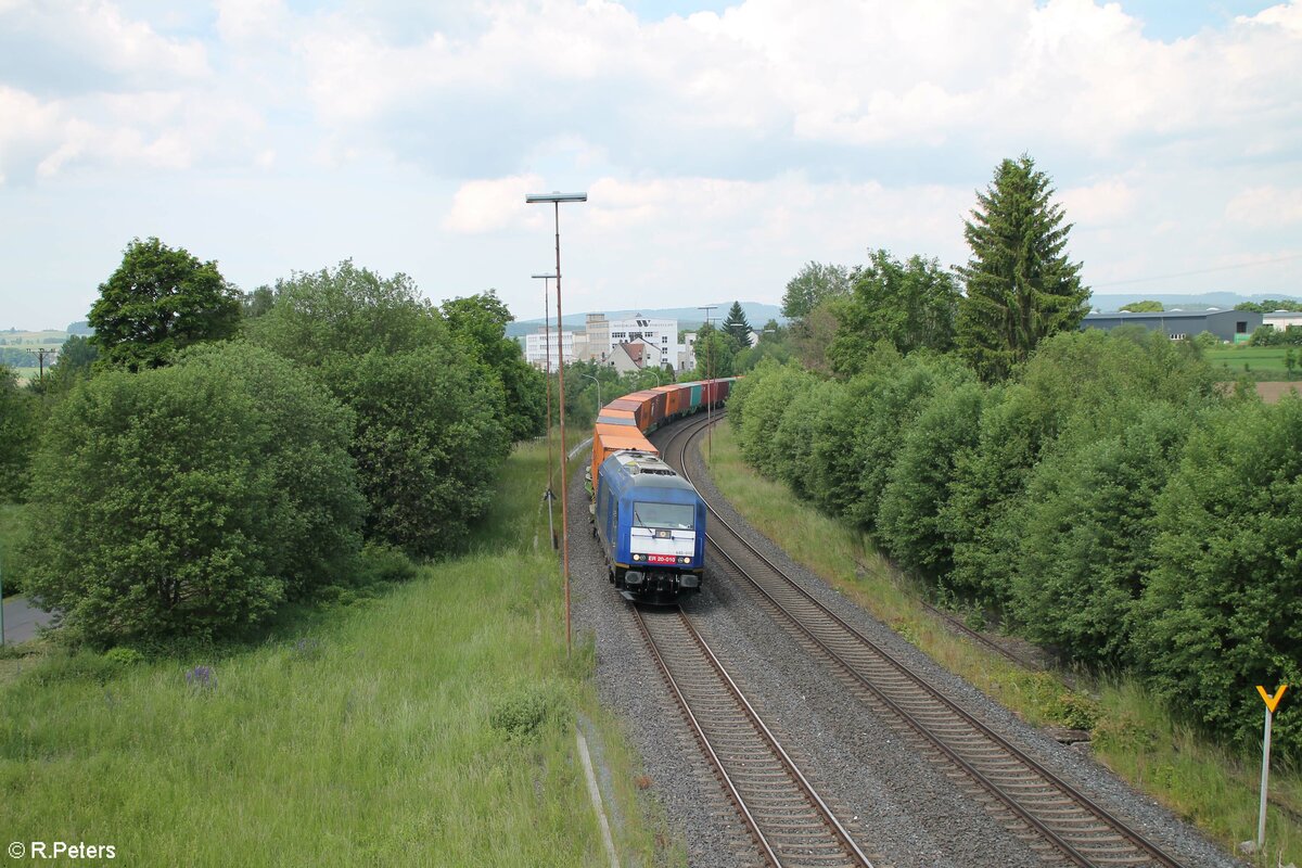 ER20 010 alias 645 010 zieht den SETG Containerzug Hamburg - Wiesau durch Röslau. 16.06.21