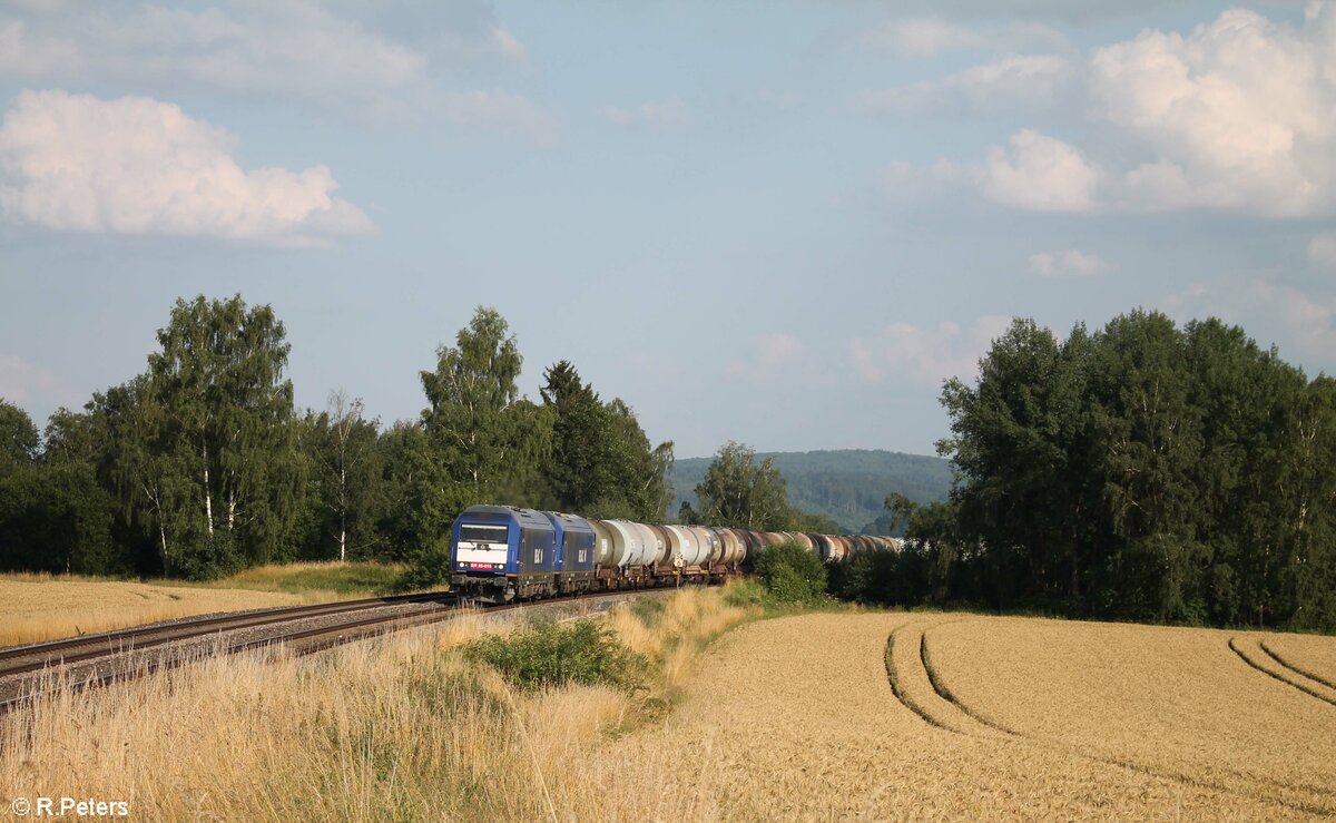 ER20 015 und ER20 001 ziehen ein Kesselzug Elbtal Umleiter von Cheb nach Hof bei Unterthölau auf dem Gegengleis. 23.07.21