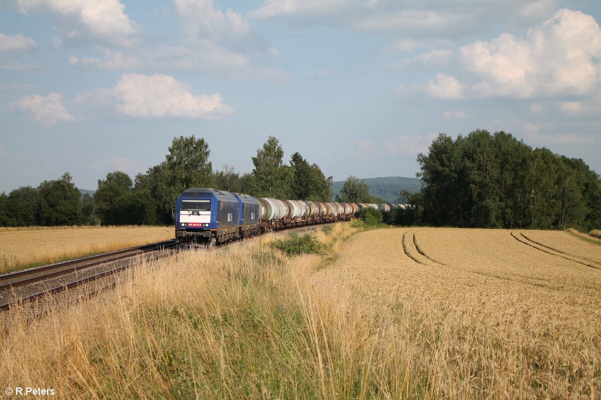 ER20 015 und ER20 001 ziehen ein Kesselzug Elbtal Umleiter von Cheb nach Hof bei Unterthölau auf dem Gegengleis. 23.07.21