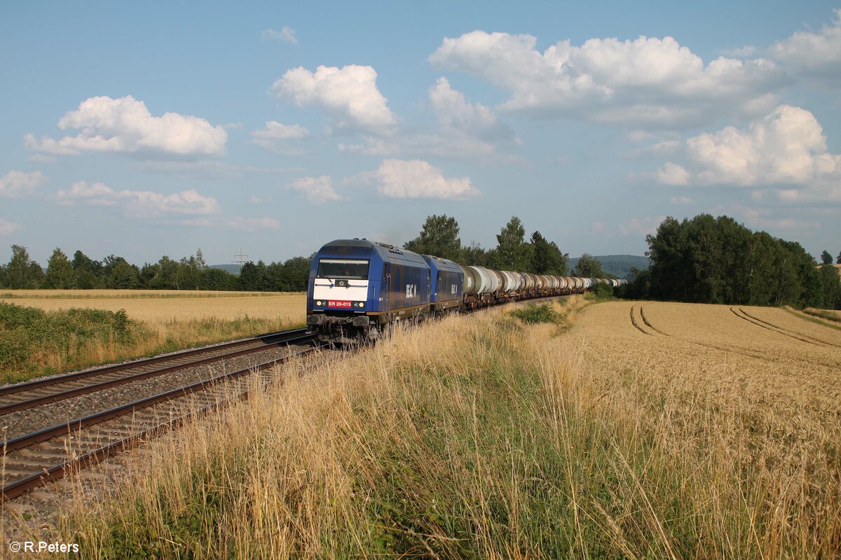 ER20 015 und ER20 001 ziehen ein Kesselzug Elbtal Umleiter von Cheb nach Hof bei Unterthölau auf dem Gegengleis. 23.07.21