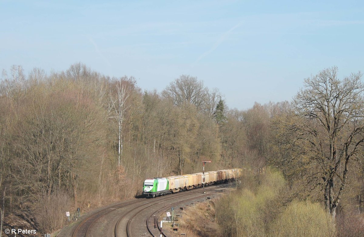 ER20-02 durchfährt Reuth bei Erbendorf mit dem Hackschnitzelzug aus Wiesau - Regensburg. 01.04.17