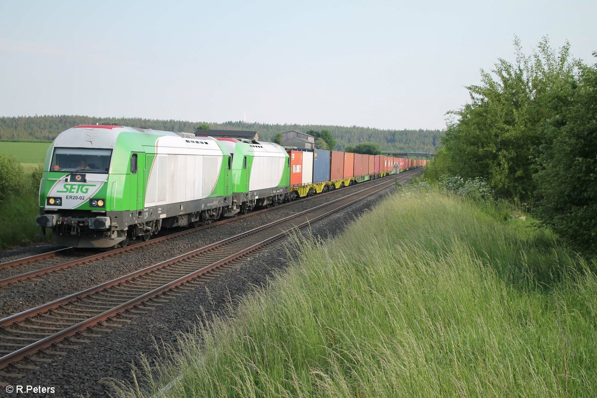 ER20-02 und ER20-01 ziehen bei Neudes den Containerzug aus Wiesau nach Hof. 11.06.21