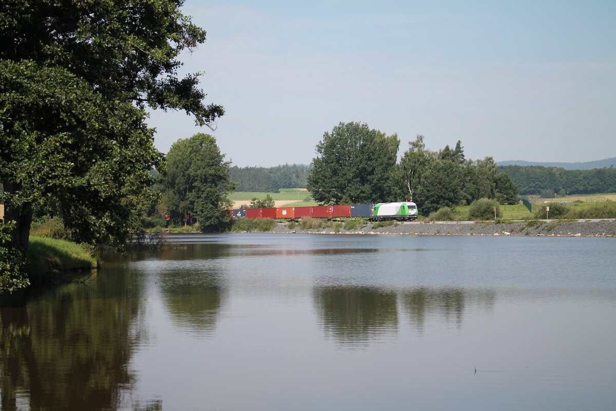 ER20-02 mit dem Hofer Containerzug am Rechenweiher gen Norden. 13.08.21