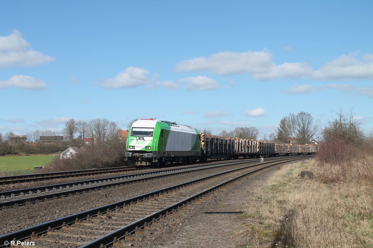 ER20 02 mit dem Sonntags Holzzug Cheb - Regensburg bei der Einfahrt von Wiesau. 22.03.20