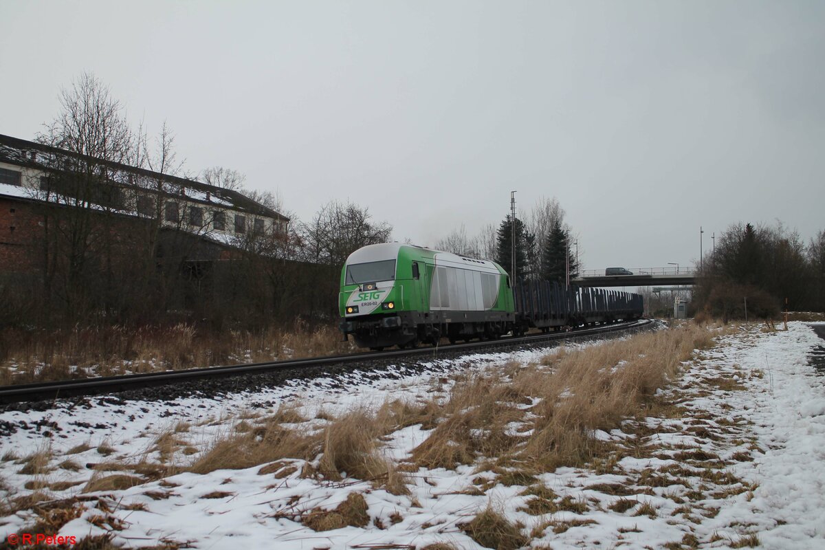 ER20-02 verlässt Wiesau mit einem Leeren Holztransportzug nach Nürnberg. 17.01.21