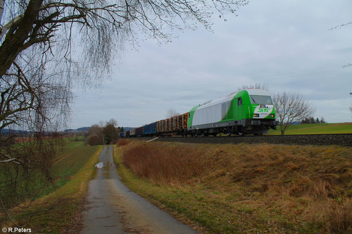 ER20-02 zieht den 95394 Cheb - Regensburg Holzzug der später noch weiter nach Kufstein geht kurz vor Marktredwitz. 08.03.20