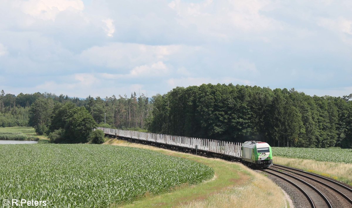 ER20-02 zieht ein leer Holzzug von Wiesau nach Cheb beo Iberteich. 11.07.20