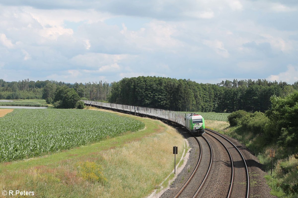 ER20-02 zieht ein leer Holzzug von Wiesau nach Cheb beo Iberteich. 11.07.20