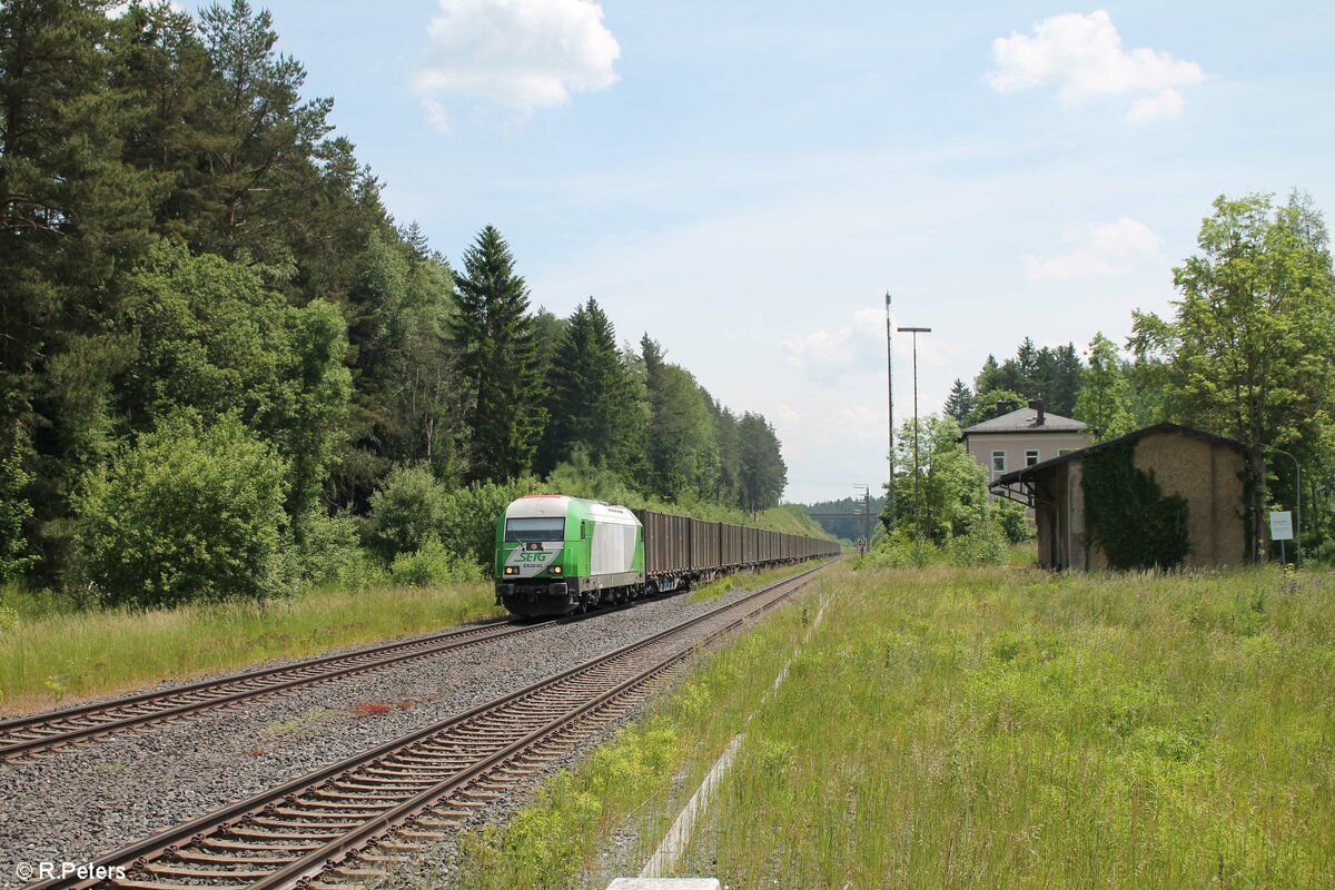 ER20 02 zieht den Hackschnitzelzug aus Wiesau durch Röslau. 16.06.21