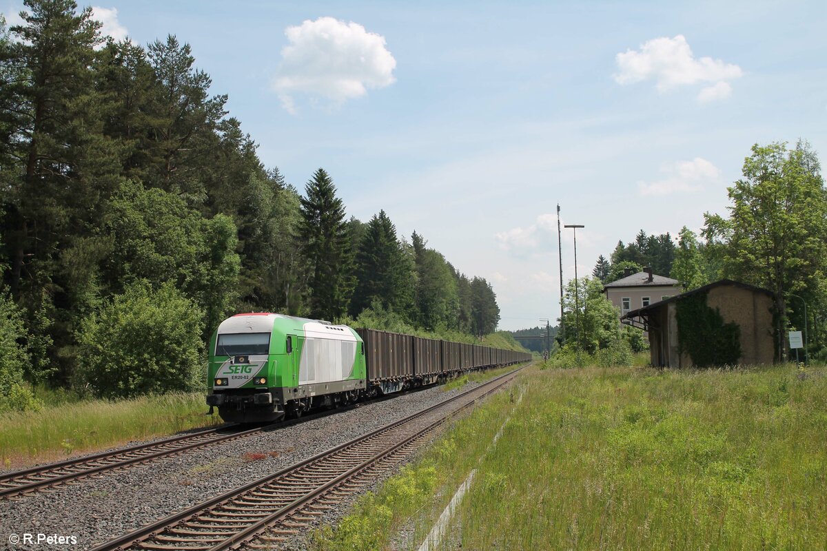 ER20 02 zieht den Hackschnitzelzug aus Wiesau durch Röslau. 16.06.21