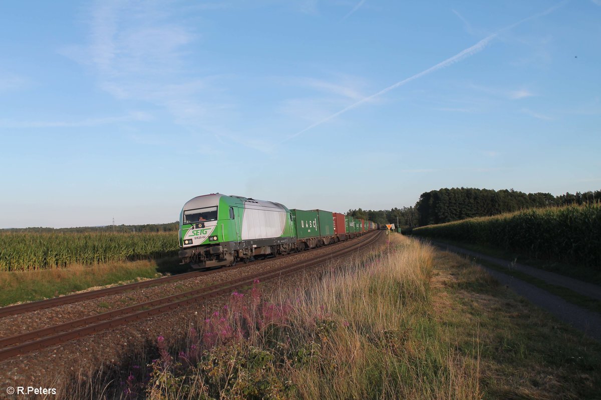 ER20-02 zieht den Wiesau Containerzug nach Hamburg bis nach Hof, hier bei Oberteich. 14.08.17