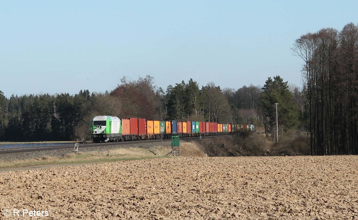 ER20 03 alias 223 103 zieht bei Oberteich den lange Leine Bunter Schachteln aus Wiesau nach Hof. 07.04.18