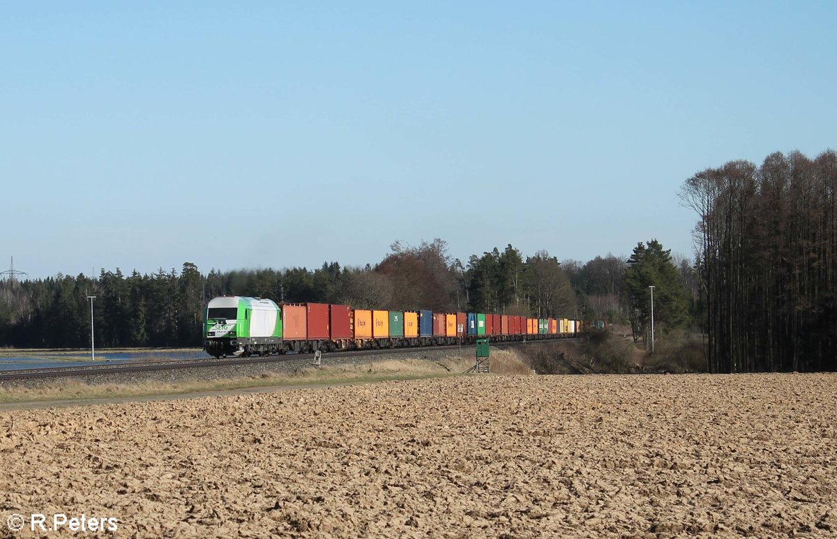 ER20 03 alias 223 103 zieht bei Oberteich den lange Leine Bunter Schachteln aus Wiesau nach Hof. 07.04.18