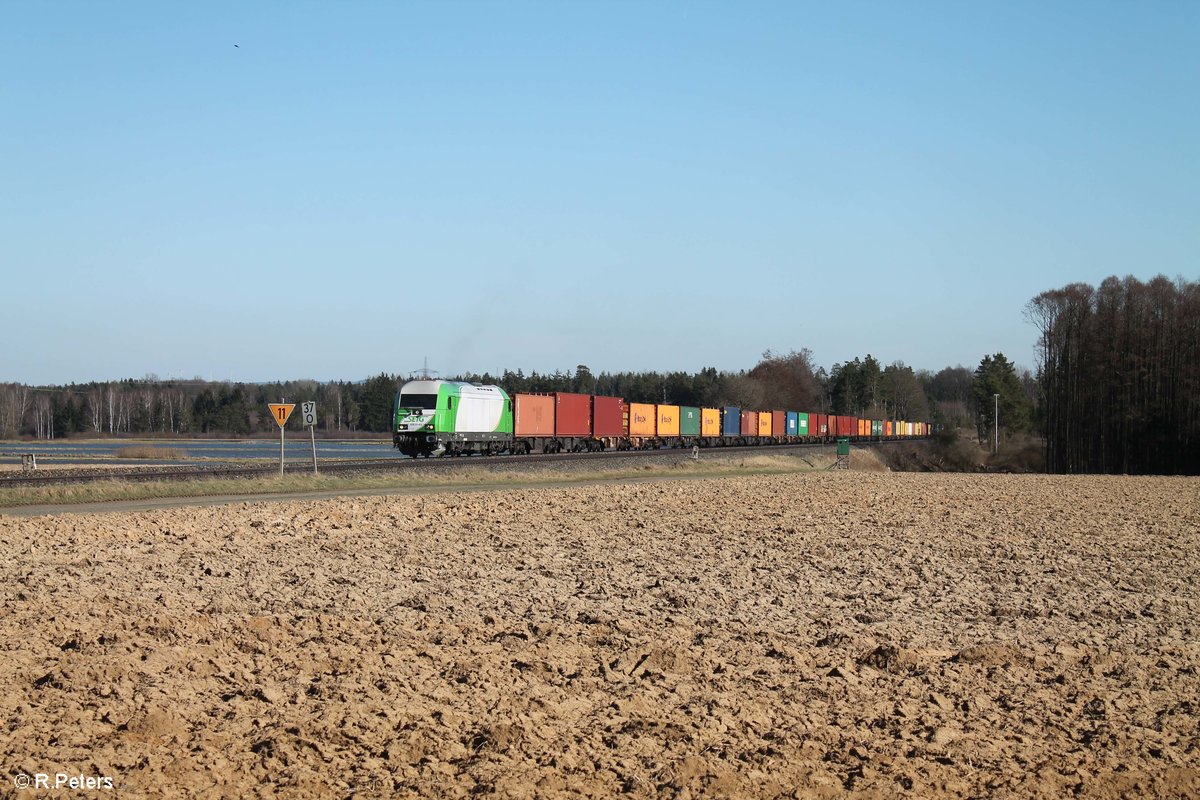 ER20 03 alias 223 103 zieht bei Oberteich den lange Leine Bunter Schachteln aus Wiesau nach Hof. 07.04.18