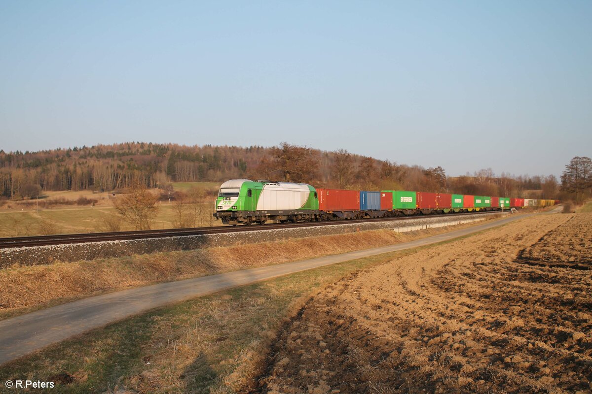 ER20 03 alias 223 103 mit dem Wiesauer Containerzug nach Hamburg bei Lengenfeld. 24.03.22