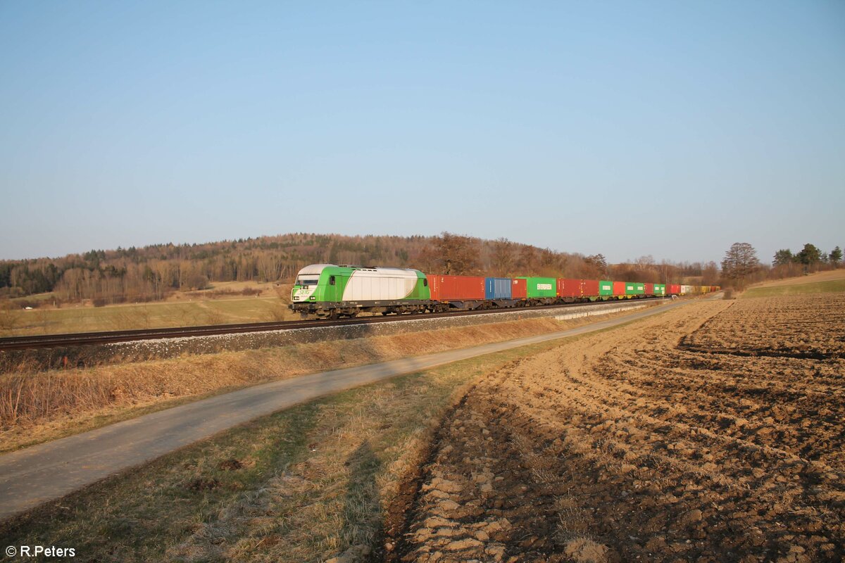 ER20 03 alias 223 103 mit dem Wiesauer Containerzug nach Hamburg bei Lengenfeld. 24.03.22