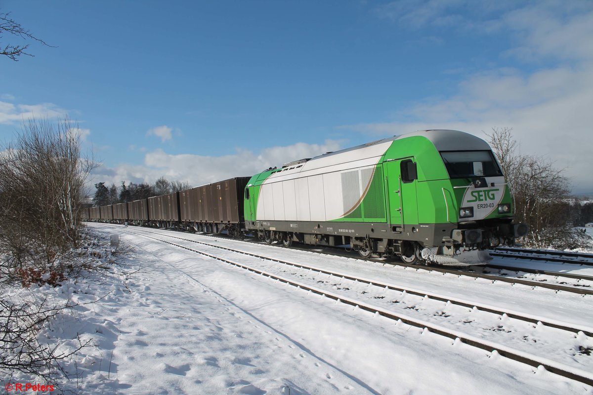 ER20-03 alias 223 103 zieht den Hackschnitzelzug von Wiesau nach Hof, hier kurz nach der Abfahrt in NWU. 28.02.20