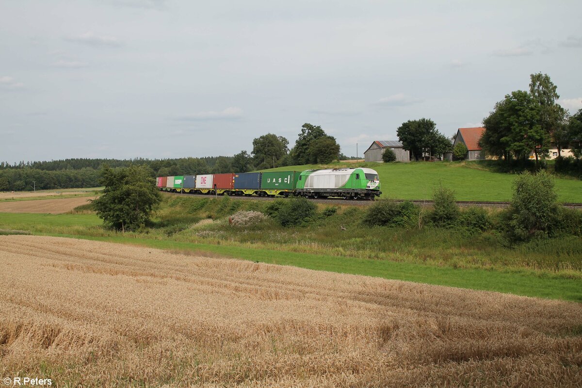 ER20-03 mit dem Hofer Containerzug bei Röthenbach im Steinwald in Richtung Regensburg. 12.08.21