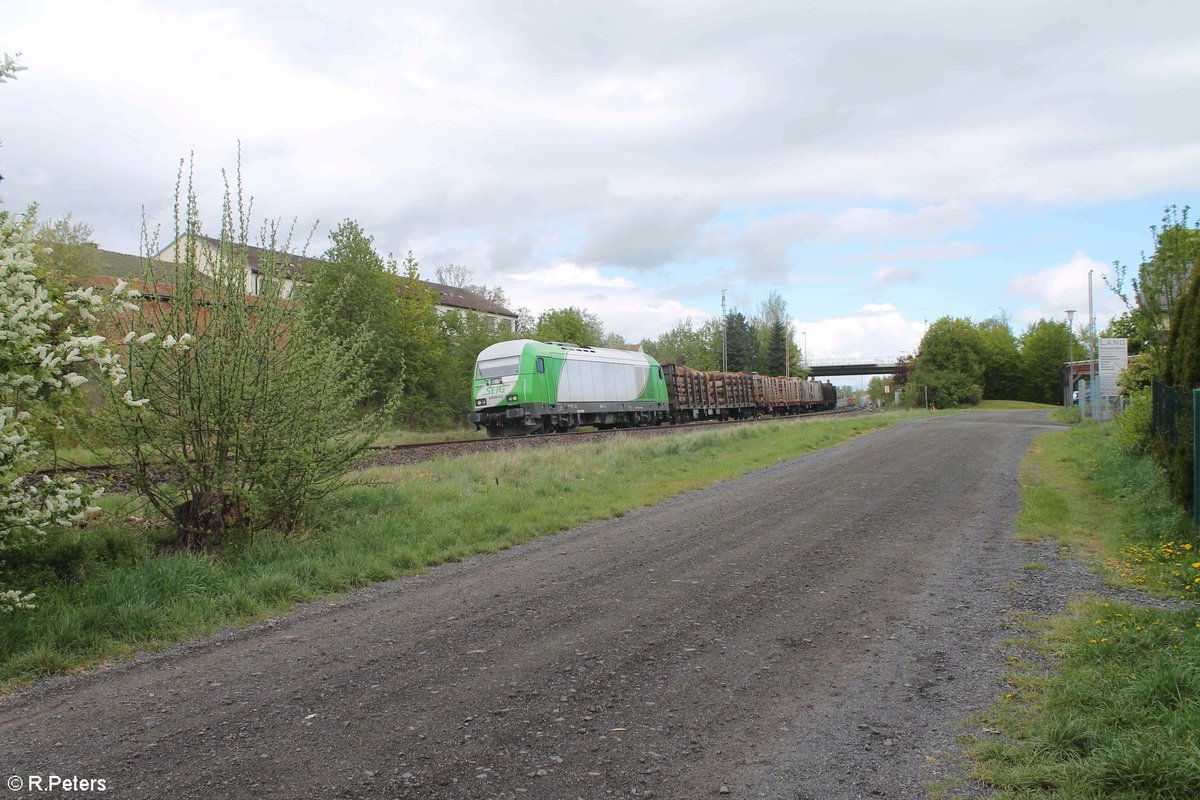 ER20-03 mit dem Holzzug Cheb - Regensburg bei der durchfahrt in Wiesau/Oberpfalz am Tag der Arbeit. 1.Mai 2020 Gruß an Markus Meier und danke schön fürs Makro und Lichthu